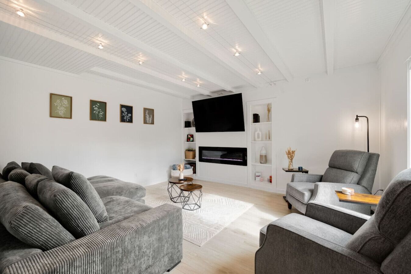 Smart TV, fireplace
