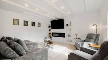 Smart TV, fireplace