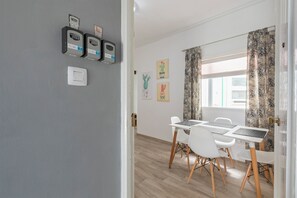 Full-size fridge, microwave, stovetop, cookware/dishes/utensils - TENERIFE URBAN ROOMS (Santa Cruz de Tenerife)