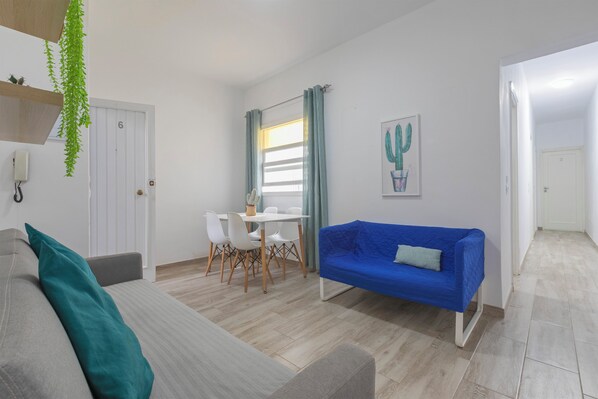 Full-sized fridge, microwave, stovetop, cookware/dishes/utensils