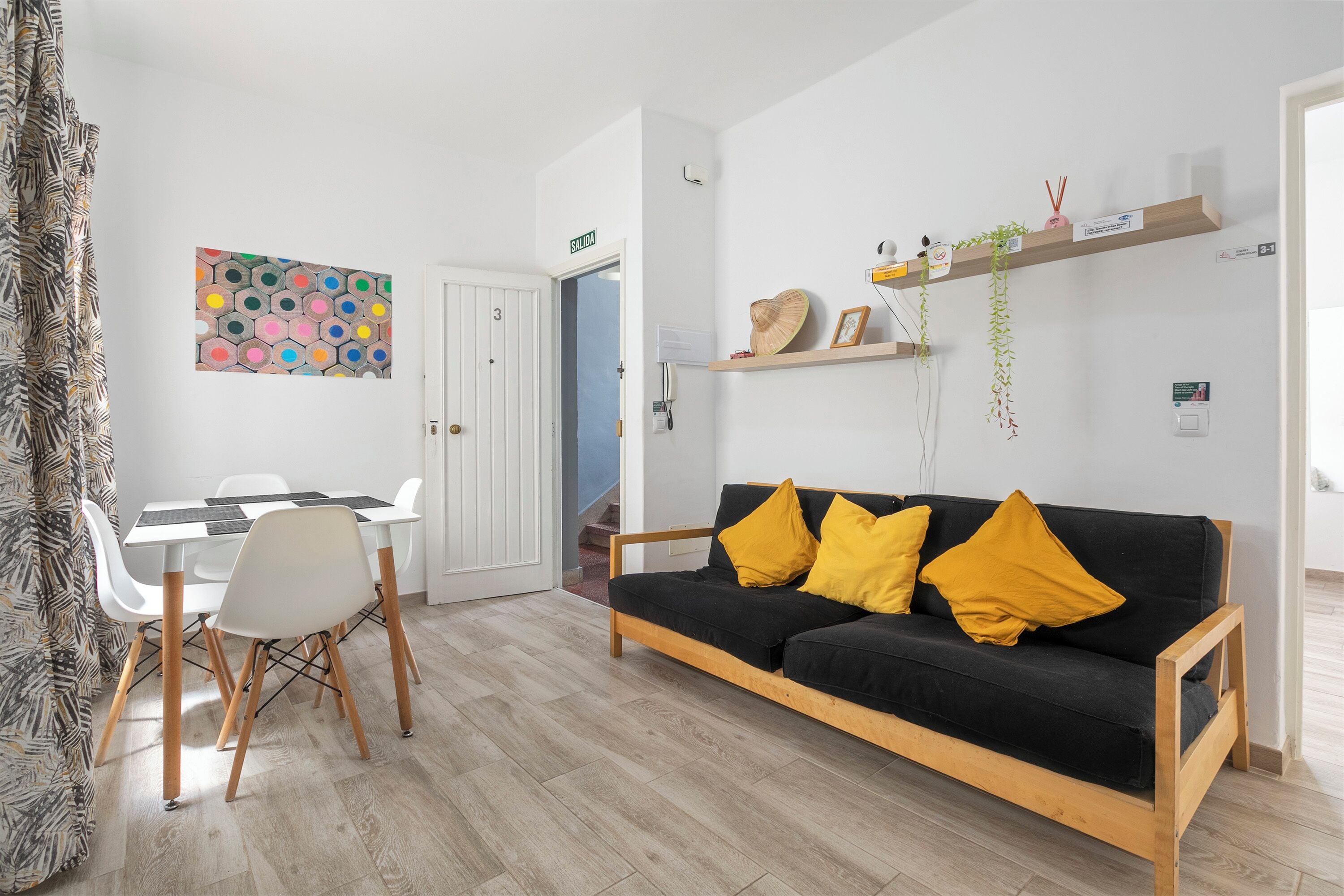 大型冷蔵庫、電子レンジ、コンロ、調理器具と食器