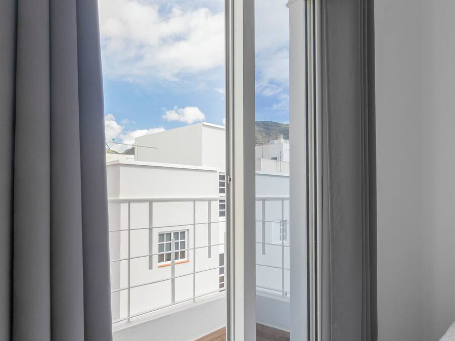 Habitació doble estàndard, vistes a la ciutat | Cobrellits, matalassos d'escuma viscoelàstica i escriptori