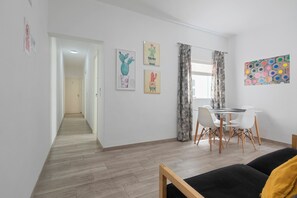 Grand réfrigérateur, micro-ondes, plaque de cuisson