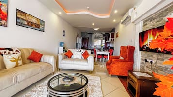 Apartamento standard, sacada, vista para a praia | Área de estar