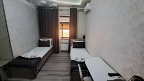 Tvåbäddsrum - utsikt mot staden | Skrivbord, arbetsyta för laptop och gratis wi-fi