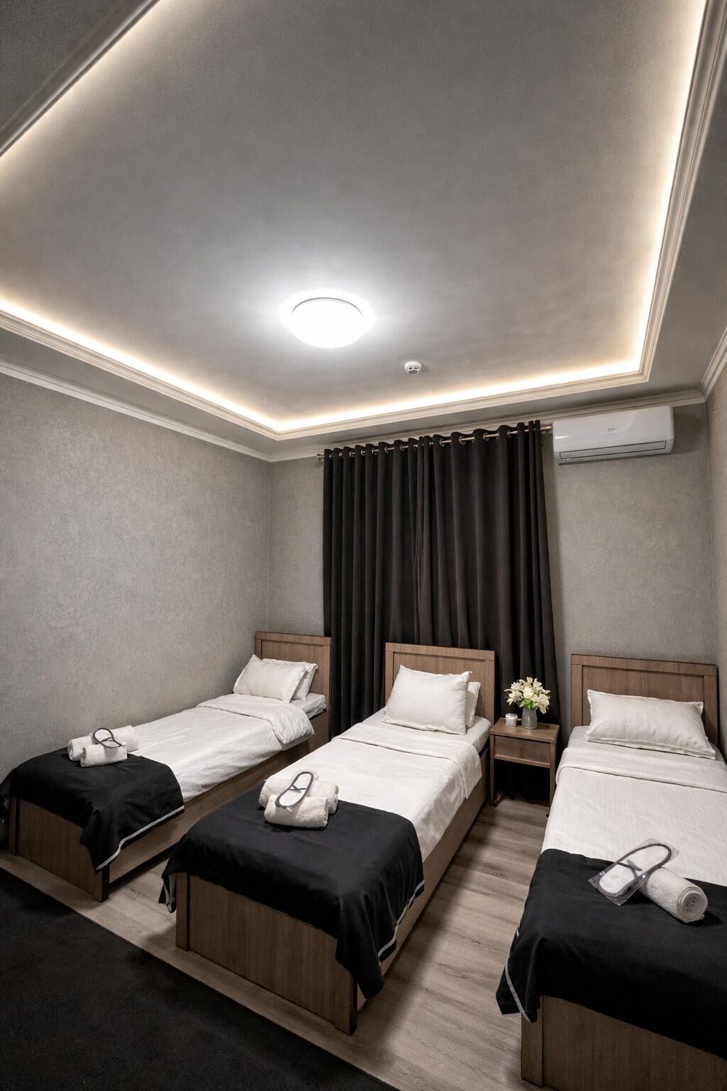 Chambre Triple, vue ville | Bureau, espace de travail pour ordinateur portable, Wi-Fi gratuit