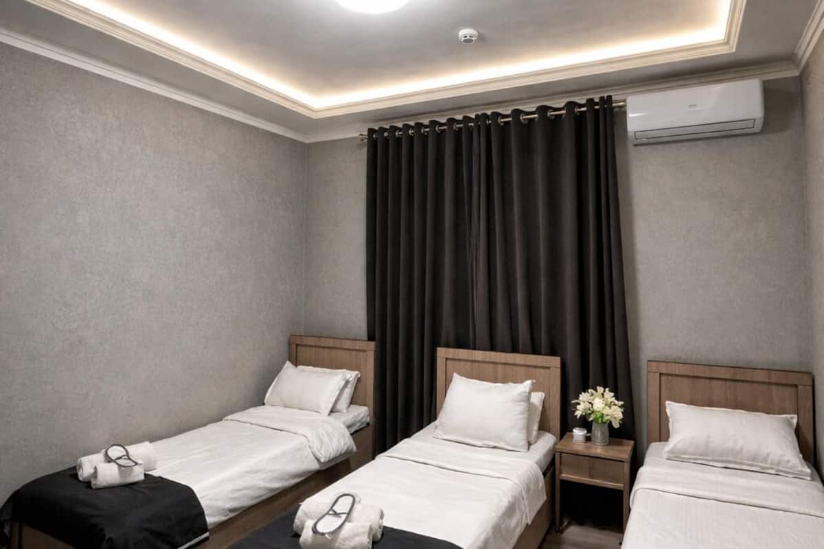 Quarto triplo, vista para a cidade | Escrivaninha, espaço de trabalho para notebook, Wi-Fi de cortesia