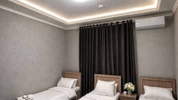 Chambre Triple, vue ville | Bureau, espace de travail pour ordinateur portable, Wi-Fi gratuit