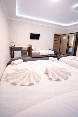 Een bureau, een laptopwerkplek, gratis wifi