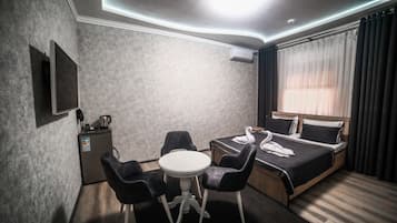 Comfort-Doppelzimmer, Stadtblick | Schreibtisch, laptopgeeigneter Arbeitsplatz, kostenloses WLAN