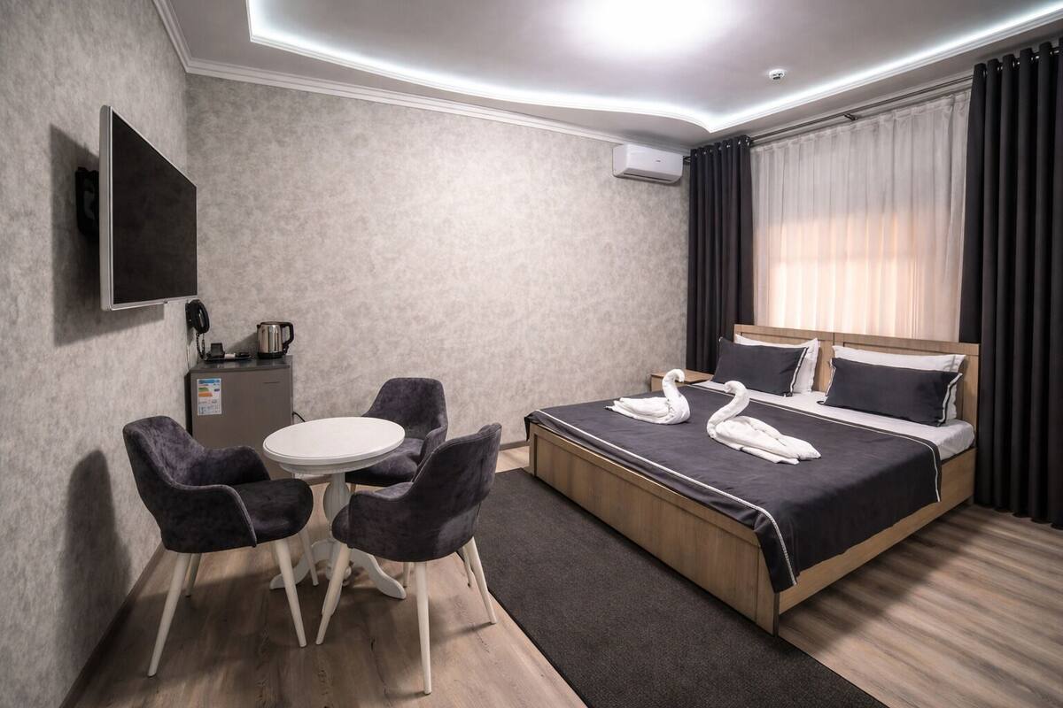 办公桌、笔记本电脑工作区、免费 WiFi