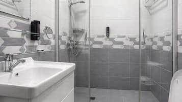 Chambre Double Confort, vue ville | Salle de bain | Douche, sèche-cheveux, serviettes fournies, savon