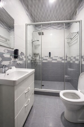 Comfort tweepersoonskamer, uitzicht op stad | Badkamer | Een douche, een haardroger, handdoeken, zeep