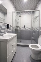 Habitación Confort doble, vistas a la ciudad | Baño | Ducha, secador de pelo, toallas y jabón