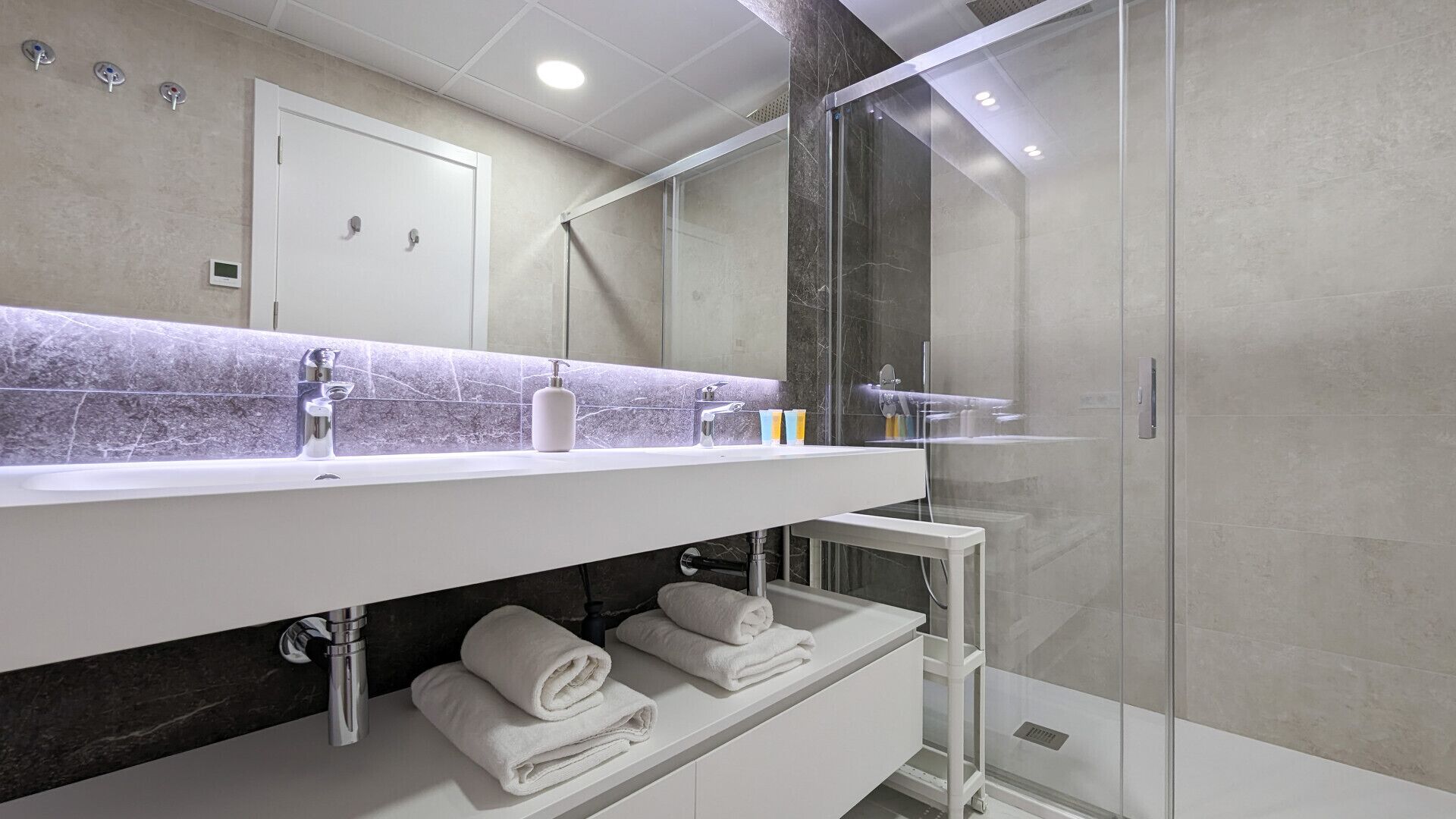 Een douche, een haardroger, handdoeken