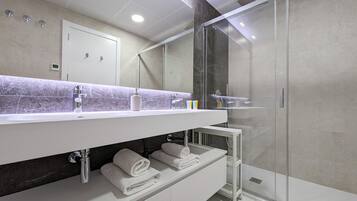 Een douche, een haardroger, handdoeken
