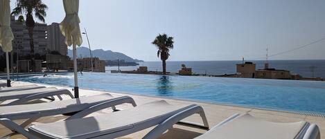 Een verwarmd zwembad