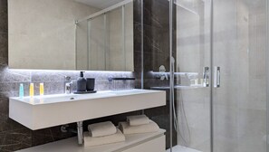 Shower, hair dryer, towels