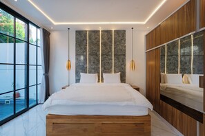 1 habitación y tabla de planchar con plancha