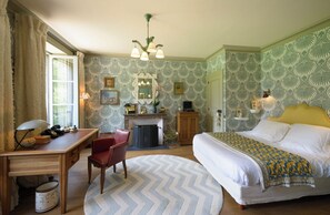 6 bedrooms, iron/ironing board, WiFi, bed sheets