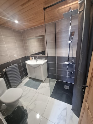 Douche, sĂšche-cheveux, serviettes fournies, savon