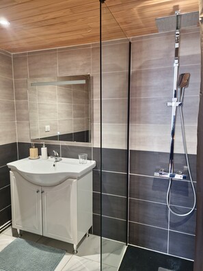 Dusche, Haartrockner, Handtücher, Seife