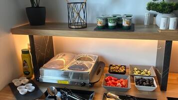 Daily buffet breakfast (RON 25 per person)