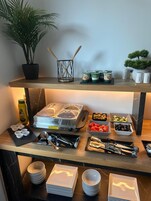 Daily buffet breakfast (RON 25 per person)