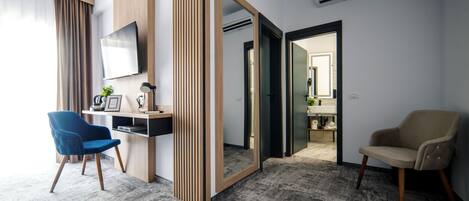 Caja de seguridad en la habitación y cortinas blackout