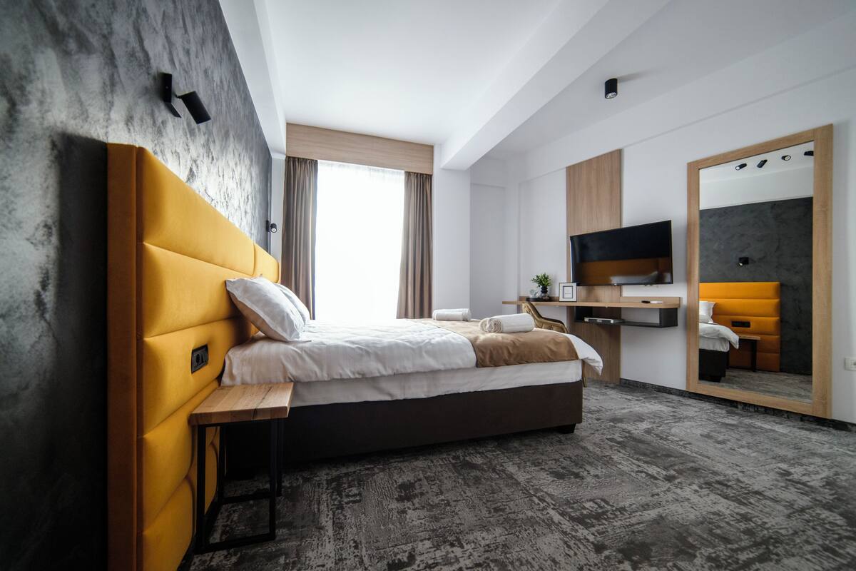 Dobbeltrom – deluxe | Safe på rommet, blendingsgardiner og strykejern/-brett