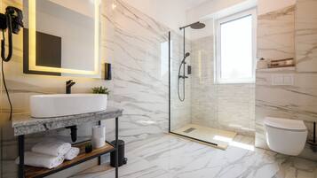 Habitación Deluxe doble | Baño | Ducha, artículos de higiene personal gratuitos y secador de pelo