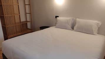 Desk, soundproofing, free WiFi