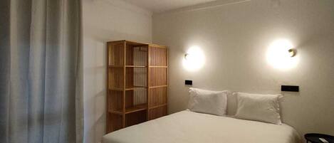 Desk, soundproofing, free WiFi