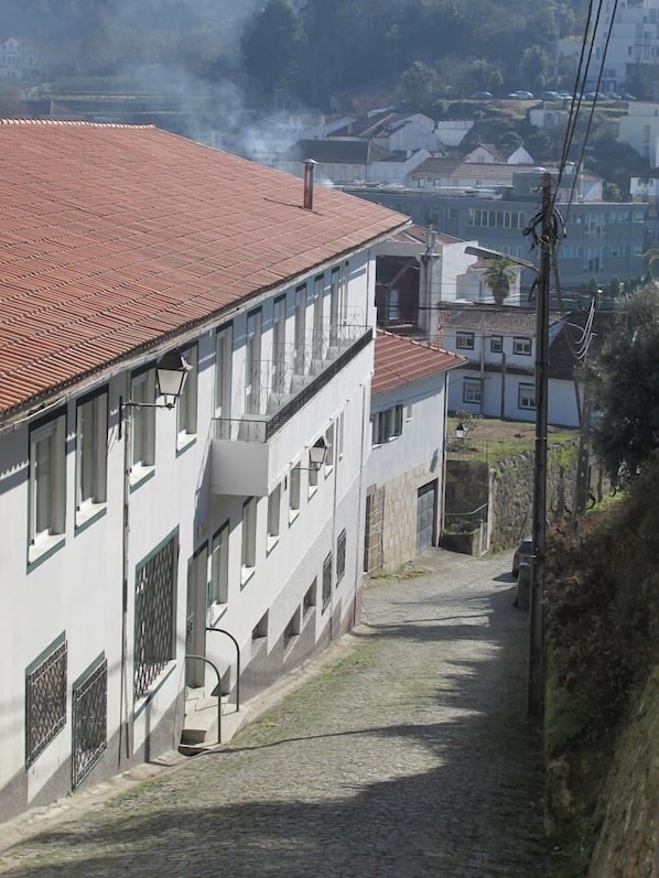 Vista frontal de la propiedad