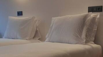 Desk, soundproofing, free WiFi