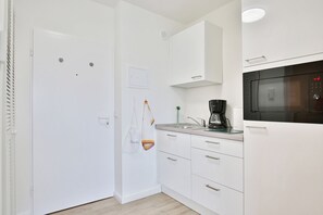 Kjøleskap, mikrobølgeovn, kokeplater og kaffetrakter/tekoker