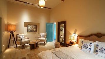 5 bedrooms, iron/ironing board, WiFi, bed sheets