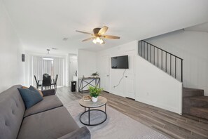 TV connectée, livres, espaces bureaux