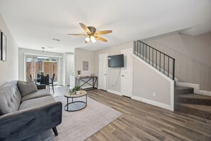 TV connectée, livres, espaces bureaux