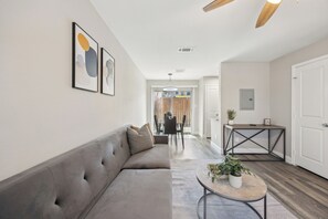 TV connectée, livres, espaces bureaux
