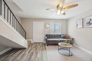 TV connectée, livres, espaces bureaux