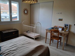 4 makuuhuonetta, silitysrauta/-lauta, vauvan matkasänky, ilmainen Wi-Fi