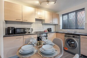 Réfrigérateur, four à micro-ondes, un four, surface de cuisson