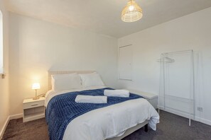 2 chambres, bureau, fer et planche à repasser, accès au Wi-Fi (inclus)