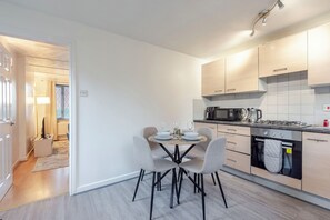 Kylskåp, mikrovågsugn, ugn och spishäll