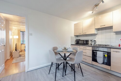 Cosy 2-bedroom house with Parking