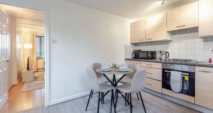 Cosy 2-bedroom house with Parking