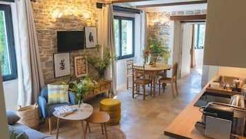 Apartamento familiar, cocina, vistas al jardín | Ropa de cama de alta calidad, colchones viscoelásticos, escritorio