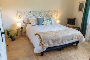 Classic-Apartment, Kochnische, Bergblick | Schreibtisch, laptopgeeigneter Arbeitsplatz, schallisolierte Zimmer