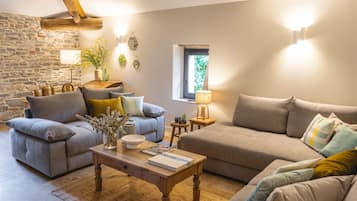 Apartamento ejecutivo, Aire acondicionado, vistas al jardín | Zona de estar | Televisión de 80 cm con canales por cable